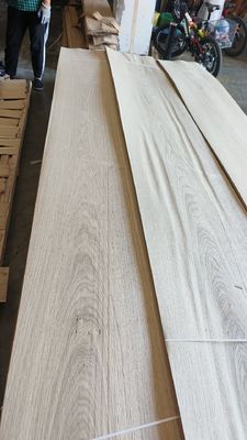 Beste Qualität Naturgeschnittenes Rustikaleichfurnierblatt zur Dekoration