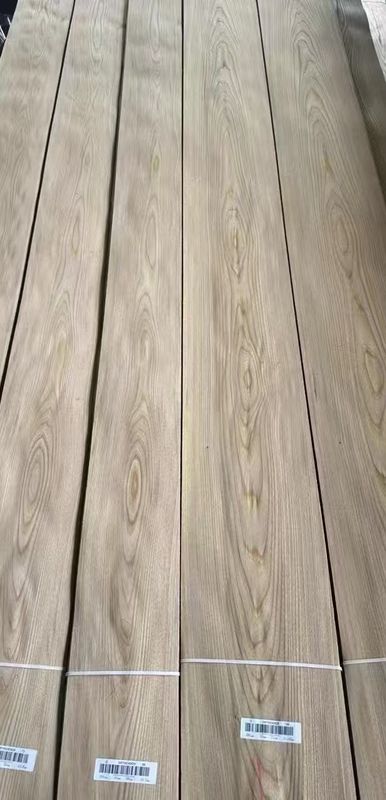 Hochwertiges Braun-Elm-Kronenschnitt-Fenirier für die Dekoration von Hotels